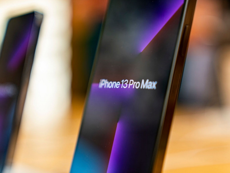 does iphone 13 pro max have oled screen_4