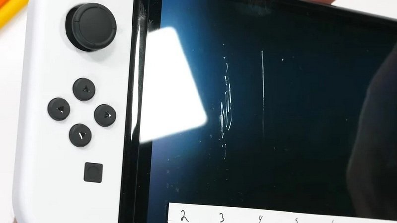 does switch oled screen scratch easily_4