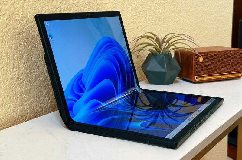 Does Fold Have OLED Screen?