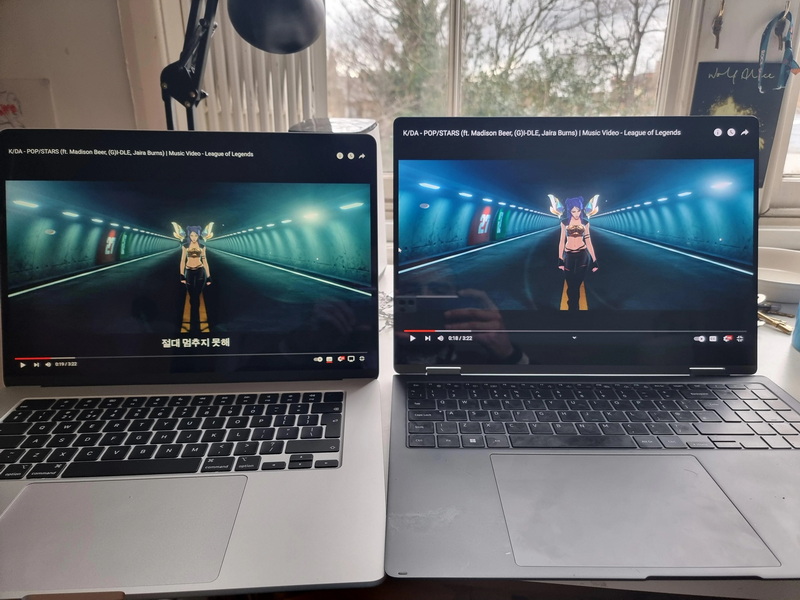 does the macbook air m2 have an oled screen