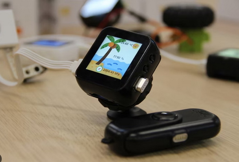 Is The Dm98 Smartwatch OLED Screen?